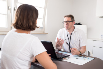 Dr_Matthias_Conrad_Hausarztpraxis_Fellbach_Arzt_und_Patient Dr. Matthias Conrad - Arbeits- und Allgemeinmedizin - Arzt und Patient